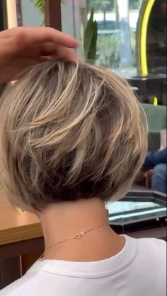 Stacked Bob Haircut For Fine Hair Round Faces, Tapered Back Haircut For Women, Choppy Bob For Thick Hair, Wedge Bob Haircuts, Short Stacked Wedge Haircut, Short Straight Bob Hairstyles, Short Wedge Hairstyles, Stacked Hairstyles, Short Stacked Hair