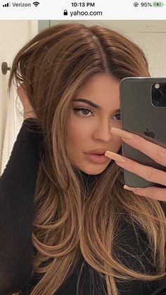 Light Brown Bayalage With Money Piece, Kylie Light Brown Hair, Kylie Jenner Copper Hair, Honey Blonde On Tan Skin, Hair For Latinas Color, Honey Blonde Hair Latina, Light Brown Hair Tan Skin Latina, Blonde Hair For Latinas, Blond Hair For Brown Skin