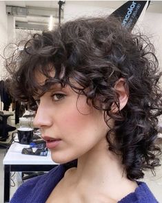 cabelo cacheado Wolfcut Hair Curly Hair Short, Wolfcut Mullet Curly Hair, Short Hair Curly Wolfcut, Very Short Mullet Curly Hair, Mullet Haircut For Curly Hair, Curly Shag Haircut Short Bangs, Short Curly Haircuts Mullet, Curly Wolfcut Women, Shaggy Perm Short Hair