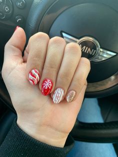 Short Sparkly Christmas Nails, Easy Nail Designs Christmas, Gel X Christmas Nails, Short Christmas Nails Acrylic, Boho Christmas Nails, Dip Powder Christmas Nails, Cute Easy Christmas Nails, Round Christmas Nails, Christmas Nails Dip