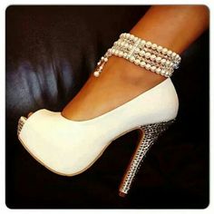 LOVE the pearls! Burlesque Wedding, Sepatu Pump, Jewelry For Wedding, Hak Tinggi, Rocker Girl, Sparkle Heels, White High Heels, Ankle Jewelry, Ankle Strap High Heels