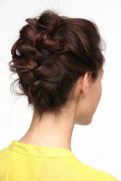 That updo hairstyle is perfect for your wedding day. I’m passionate about this updo for bridal portraits. Save this to your bridal collection. Banana Clip Hairstyles, Banana Hair Clips, Banana For Hair, Banana Clip, Girl Beach, Clip Hairstyles, Pool Hairstyles, Peinados Fáciles Para Cabello Corto