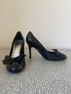 Retro Court Shoes With 4-inch Heel For Party, Black Retro Court Shoes For Formal Occasions, Retro Black Formal Court Shoes, Black Retro Heels For Formal Occasions, Black Heels Vintage, Retro Black Heels For Party, Retro Black Heels For Formal Occasion, Black Vintage Heels For Formal Events, Vintage Black Heels For Formal Occasions