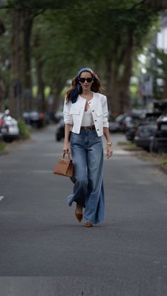 Alexandra Lapp on Instagram: "How to style wide leg jeans. #ootd #styletips" Alexandra Lapp, Chic Fits, Moda Jeans, Types Of Heels, Mode Casual