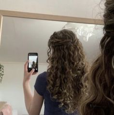 Interview Hairstyles, Highlights Curly Hair, Guts Tour, Brown Curly Hair, Curly Hair Photos, Hairdos For Curly Hair, Hair Stylies, Wavy Curly Hair, Curly Hair Inspiration