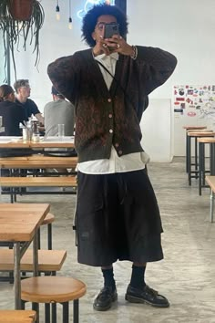 Loafers Summer Outfit, Baggy Shorts Outfit, Baggy Sweater Outfits, Aesthetic Guy Outfits, Loafers Summer, Mens Shorts Outfits, Baggy Shorts, Street Fashion Men Streetwear, Mens Outfit Inspiration