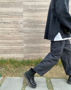 Casual Walking Outfit Fall, Uniqlo Street Style, All Black Autumn Outfit, Men’s Black Boots Outfit, Streetstyle Outfit 2024, Winter Outfits Doc Martens, Fall 2024 Outfits Midsize, Medium Size Outfits, Scandinavian Fall Fashion