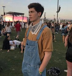 Outfit With Bandana, Mode Coachella, Mens Festival Fashion, Cochella Outfits, Lollapalooza Outfit