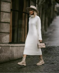 Long Sleeve Flowy Maxi Dress, Beige Boots Outfit, Winter Costume, New York Outfit, Winter Wardrobe Essentials, Trendy Business Casual, Warm Dresses, Fall Wear