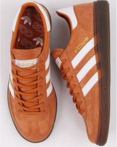 80’s Fashion, Dr Shoes, Adidas Trainers, Adidas Spezial, Shoe Inspo, Sneakers Men Fashion, Pretty Shoes, Dream Shoes