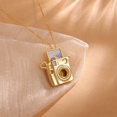 Custom engraved Locket with Photo Necklace,Mini camera Photo Necklace gift for MOM,Best friend gift,Gift For Camera Lover,Gift for Her The simulated design of this necklace not only gives it a distinctive appearance, but also brings a unique artistic sense. It is like a small camera set on a necklace, and every detail shows the heart and skill of the maker. The built-in photo feature makes it even more personalized, and you can choose any special photo to make this necklace a unique and precious Meaningful Engagement Gifts, Gifts For 30 Year Old Women, Gifts For People Who Have Everything, Camera Locket, Meaningful Gifts For Best Friend, Sentimental Gifts For Best Friend, Vintage Birthday Gifts, Cute Gifts For Mom, Photography Gift Ideas