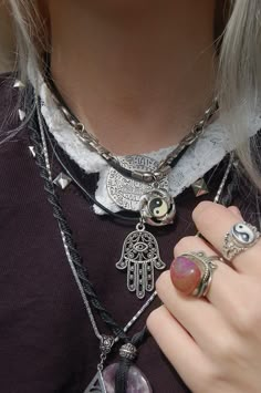 Rings And Necklaces, Moda Hippie, Horn Pendant Necklace, Grunge Jewelry, Estilo Hippy, Mode Hippie, Estilo Hippie, Hamsa Necklace