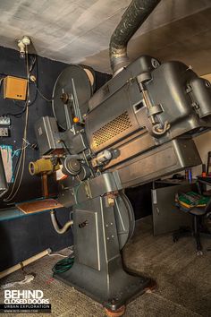 an old machine is sitting in the middle of a room