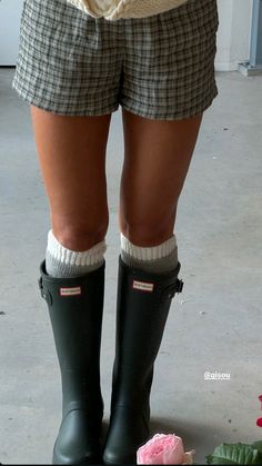 Boots Outfit Rainy Day, Tall Hunter Boots Outfit, Hunter Boots Outfit Winter, Hunter Rain Boots Outfit, Rain Boots Outfit