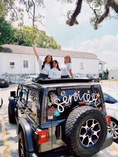 #senior #classof2025 #senioryear #seniorpictureideas #seniorcarpainting #preppy Senior Night Car Decorations, Senior Year Planning, Senior Things