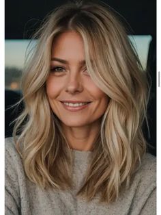 Trendy Side Part Hairstyles, Trendy 2024 Haircuts, Textured Ends Haircut, Low Maintenance Blonde Hair, Hair With Waves, Good Mum, Mommy Hair, Mum Hair, Hairstyles 15