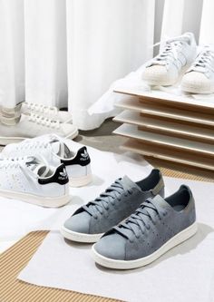 Månadens lista – Mars Sneaker Displays, Shoe Image, Home Decor Blog, Still Life Photos, Flat Lay Photography, Clothing Online Shop, Luxury Sneakers, Badge Design