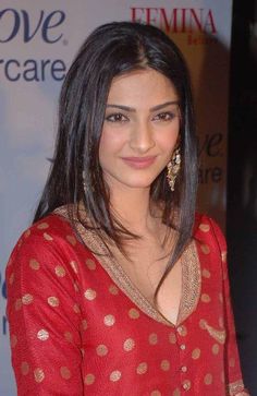 Sonam Kapoor - Banarsi Style Red Salwaar Neck Patterns For Kurtis, Sonam Kapoor Fashion, Eyes Style, Silk Kurti Designs, Hair Pics