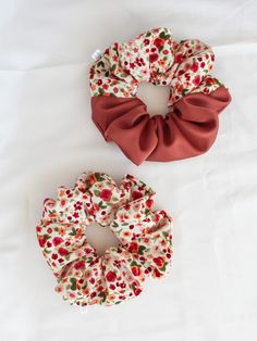 Ensure that your hair is styled perfectly with this luxurious, silky-satin scrunchie. It is perfect for various styles, including a classic ponytail and top knot. Made from a light, silk-like fabric. Jumbo scrunchies measures about 6" in diameter Regular scrunchies measure about 4.5" in diameter Creative Scrunchie Ideas, Mini Scrunchies Diy, Make Scrunchies, Unique Scrunchie Ideas, Fabric For Scrunchies, Sew Hair Scrunchies, Sewing Scrunchies, Scrunchies Ideas, Scrunchies Product Photography