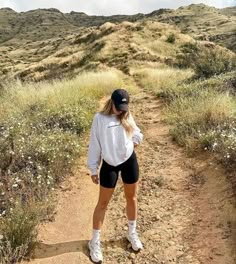 How to Look Cute While Camping - Outfit Inspo Wander Outfits, Hike Outfit Summer, Hiking Aesthetic Outfit, Josi Pellicano, Spring Hiking Outfits, Outdoorsy Outfits, Wander Outfit, Trekking Outfit Women, Trekking Outfit