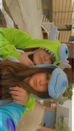 Twining Outfits Best Friends Halloween, Best Friend Halloween Costumes Cold Weather, Dou Halloween Customes, Halloween Costumes 2 People Friends, Dou Halloween Costumes Bff, Costume For 2 Friends, 2 Halloween Costumes Friends, Matching Costumes For Best Friends Duo, Duo Girl Costumes