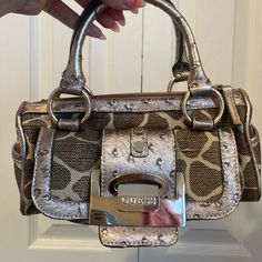 Guess Brand Gold And White Giraffe Print Bag Two Handles Gold Metal Clasps/Designs Leather Detailing With Dotted Distressed Design Near Perfect Condition, Worn Multiple Times Honestly A Slay Vintage, Y2k, 2000s, Aesthetic Guess Purses, Guess Bags, Giraffe Print, Girly Accessories, Cream And Gold, Printed Bags, Mini Bag, Gold Metal, Bag Lady