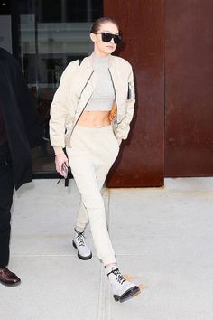 El Outfit De Dos Piezas Que Todas Las Modelos Están Usando | Cut & Paste – Blog de Moda Combat Boot Outfit, White Boots Outfit, White Combat Boots, Celebrity Shoes, Gigi Hadid Outfits, Sneaker Outfits, Metallic Pants, Model Outfit