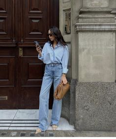 Button Up Blue Shirt Outfit, Outfit Chemise Bleu, Outfits Camisa Azul, Blue Button Down Shirt Outfit, Bootcut Outfit, Poplin Shirt Outfit, How To Style Baggy Jeans, 2025 Outfits, Blue Skirt Outfits