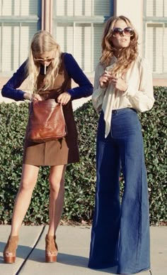 This board shows what most people wore in the 1970's. There were a lot of bell bottom pants/jeans. Some wore platform shoes, wrap dresses, and went for a Annie Hall menswear look. -Alexa Perin Moda Hippie, 60s 70s Fashion, Fashion 70s, Mode Hippie, 70s Inspired Fashion, 70s Outfits, 70’s Fashion, Estilo Hippie, 70s Boho