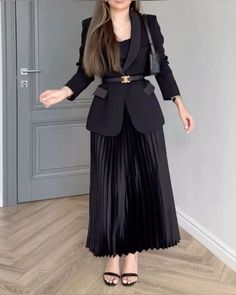 Pleated Skirt Party Outfit, Elegant Classy Outfits Plus Size, Long Skirt Professional Outfits, Black Blazer Outfit Women, Style A Black Blazer, Blazer Outfit Women, Dress Essentials, Black Blazer Outfit, Sleek Office