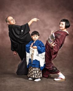 People Having Fun, Family Poses, Family Photo Pose, Figure Drawing Reference, Family Posing, Japanese Outfits, Fashion People, Jojo Bizzare Adventure, Pose Reference Photo