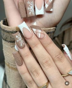 Christmas And Fall Nails, Cute Fall Sets Nails, Nails With Brown Design, Fall Nail Designs November, Fall Nail Inspired, Long Nail Designs Fall, Leaves Nails Design, Dope Christmas Nails, Fall Christmas Nails