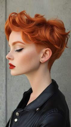 Get a modern look with an edgy copper lob that’s stylish and bold. Visit our site for more inspiration on how to achieve this chic transformation. Don’t forget to save this pin for your next hair inspiration! Orange Copper Hair Color, Copper Lob, Orange Short Hair, Ruby Hair, Edgy Hair Color, Cheveux Oranges, Short Red Hair