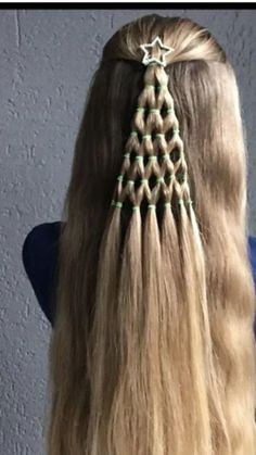 Make the rubber bands yellow and it could be a shooting star Bohemian Crochet Hair, Christmas Hairstyles, Christmas Style, Holiday Hairstyles, Long Blonde, Crazy Hair Days, Christmas Hair, Toddler Hair, Crazy Hair