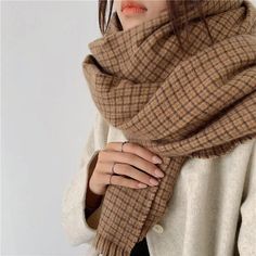 Cheky - Fashion New Winter Plaid Scarf LadiesStylish DesignΜείνετε μοντέρνοι αυτή τη σεζόν με τοκαρό χειμερινό μας κασκόλ. Το μικρό καφέ καρό μοτίβο προσθέτει μια κομψή πινελιά σε κάθε ντύσιμο. Είναι ιδανικό για στρώσεις, καθιστώντας το ένα must-have για την γκαρνταρόμπα σας. Celana Kargo, Wool Knit Scarf, Preppy Mode, Cashmere Winter Scarf, Checkered Scarf, Winter Plaid, Estilo Preppy, Wrap Shawl, Brown Plaid