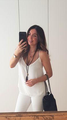 Look estivo total white con accessori neri. Falabella bag di Stella McCartney. Come abbinare i colori. Look tutto bianco per l'estate. Moda over 40. Moda over 50. #over40swomensfashion #over50fashion #falabella #stellamccartney #itbag #hairstyles Comfortable Chic Outfits, Moda Over 50, Moda Over 40, Falabella Bag, 40 Fashion Women, Stylish Outfits For Women Over 50, Total White, Fashion For Women Over 40, Over 50 Womens Fashion