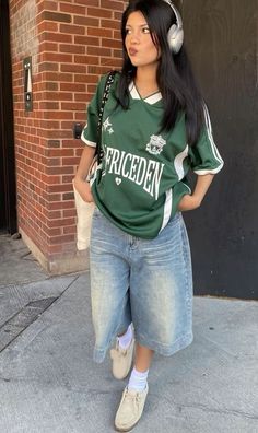 #Y2KOutfits #Y2KFashion #2000sStyle #RetroFashion #VintageVibes #ThrowbackStyle #NostalgiaFashion #Y2KTrends #FashionInspo #OOTD #TrendyLooks #StreetStyle #FashionRevival #Y2KInspired #Early2000s 2000s Basketball Jersey Outfit, Outfit Ideas Jorts, Plus Size Jorts, Green Shirt Outfit Ideas, Tshirt Outfits Women, Asian Streetwear Fashion, Outfits Jorts, 2025 Wardrobe, Basketball Jersey Outfit