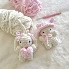 Crochet Bunny Keychain Pattern, Mini Crochet Teddy Bear, Mini Things To Crochet Easy, Crochet Bear With Heart, Plushie Yarn Crochet, Cute Crochet Designs, Cute Simple Things To Crochet, February Diy Crafts, Mini Plushie Crochet