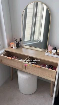 tiktok@kaylieestewart Small Room Vanity, Small Vanity Ideas Bedroom, Small Bedroom Vanity, Vanity In Bedroom, Bedroom Vanity Set, Minimalist Vanity, Room Vanity Ideas, Vanity Room, Vanity Ideas