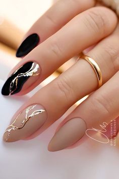 Matuszewsk.a Nails, Elegant Simple Nail Designs, Black Nails Acrylic With Design, Nail Art Design Black And Gold, Nail Ideas For Black Tie Event, Almond Nail Art Ideas, Halloween Nails Elegant, Trendy Nails Ideas Black, Almond Nails Acrylic Design