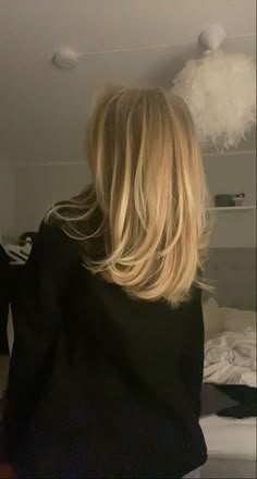 Layered Hair From Front View, Mid Length Hair With Layers Not Styled, Medium Length Bleach Blonde Hair, Old Money Long Bob, Layered Mid Length Hair, Hairstyle For Wedding Party, Mid Length Blonde Hair, Haircuts Mid Length, Middle Length Hair