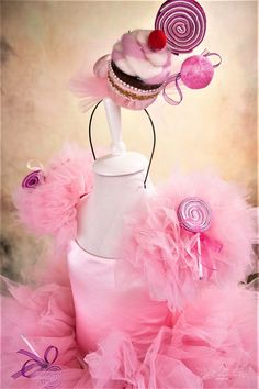 If you are planning to give a candy theme birthday party for your little one, this spectacular Cotton Candy dress is just perfect for that! It is also a great choice for a pink flower dress, pageants, school parties, junior bridesmaid and so on. This top quality party gown is made of dream tulle and satin and decorated with totally handmade eva lollipops and a big satin bow at the back. The back of the dress has lace-up stripes so that it can be adjusted to fit perfectly on your little candy. Ha Candy Birthday Theme, Elsa Halloween Costume, Pink Flower Girl Dress, Cotton Candy Dress, Candy Theme Birthday Party, Baby Shower Thank You Gifts, Pink Flower Girl, Virgo Birthday, Candy Birthday