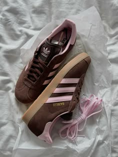 Brown Pink Shoes, Pink And Brown Sneakers, Brown And Pink Sambas, Brown Gazelle Adidas, Brown And Pink Adidas, Pretty Shoes Aesthetic, Adidas Samba Brown, Brown Gazelle, Adidas Gazelle Shoes