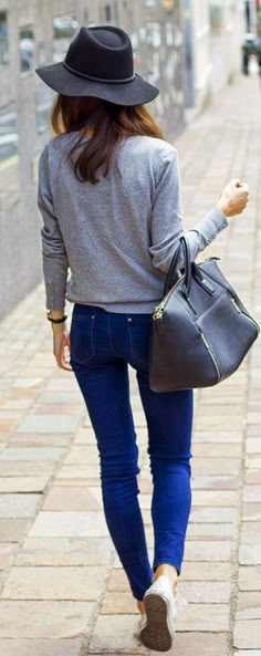 Consider wearing a grey long sleeve t-shirt and blue slim jeans for a standout ensemble. White low top sneakers will add some edge to an otherwise classic look. Shop this look for $74: http://lookastic.com/women/looks/hat-long-sleeve-t-shirt-skinny-jeans-tote-bag-low-top-sneakers/5539 — Black Wool Hat — Grey Long Sleeve T-shirt — Blue Skinny Jeans — Black Leather Tote Bag — White Low Top Sneakers Gray Hat, Looks Jeans, Walking Down The Street, Casual Outfits For Teens, Elegante Casual, School Looks, Street Style Inspiration