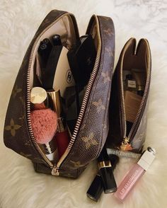 Luxe Closet, Tas Lv, Koleksi Makeup, Sac Louis Vuitton, Closet Inspiration, Everyday Makeup, Gucci Bags, Vuitton Bag