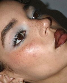 Female Gaze Makeup, 90s Inspired Makeup, Night Makeup Ideas, Aesthetic Eye Makeup, Makeup Date Night, Make Up Yeux, 90s Beauty, Freckles Makeup, Maquillage On Fleek