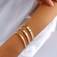 "14K Gold Hinged Gold Bracelet, 4mm 5mm 6mm Wide Bracelet, Personalized Gold Oval Bangle Bangle, Custom Gold Cuff, Stacking Engraved Bangle Features *Material: 14K Real Gold *Color Options: Yellow Gold, White Gold, Rose Gold *Metal Stamp: 14K (585) *Bangle Sizing Guide: Xsmall: 5.8in-6.2in (14.5cm-15.5cm) Small :6.3in-6.8in (15.6cm-16.9cm) Medium: 6.8in-7.3in(17cm-18.2cm) Large: 7.3in-7.7in (18.3cm-19.3cm) *Weight(approx) :4MM-5.50Gr :5MM-6.50Gr :6MM-7.50 Gr *Ready to Ship in 3-5 Business Days. Solid Gold Bangle, Oval Bangle, Gold Arm Band, Classic Bangles, Engraved Bangle, Wrist Jewelry, Fine Jewelery, Gold Armband, Wide Bracelet