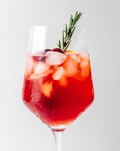 Prosecco Aperol Spritz, Cranberry Aperol Spritz, Winter Aperol Spritz, Aperol Drinks, Aperol Spritz Recipe, Spritzer Recipes, Orange Liquor, Spritz Recipe, Cranberry Cocktail