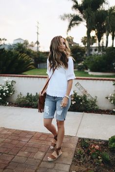 How To Style Bermuda Shorts, Bermuda Shorts Outfit, Modest Shorts, Summer Style Guide, Modest Summer Outfits, Summer Shorts Outfits, Shorts Outfit, Fashion Blogger Style, Mom Outfits