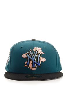 Green "59FIFTY New York Yankees Cloud Spiral" hat from New Era, with team logo with clouds embroidered on the peak, team patch on the right, MLB logo on the back, New Era flag embroidered on the left and flat black visor. Olive Green Yankees Hat, Cool Fitted Hats, Custom Fitted Hats, Streetwear Hats, Mlb Logo, Funky Hats, Rapper Outfits, Mlb Logos, Team A